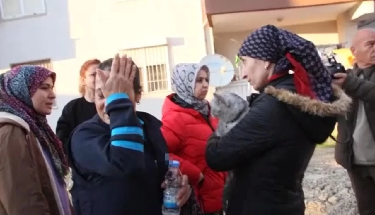 Yangında evleri küle döndü! Kedilerini görünce gözyaşlarını tutamadı