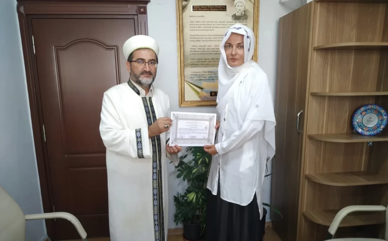 Antalya'da Belarus uyruklu bir kadın kelime-i şehadet getirerek Müslüman oldu