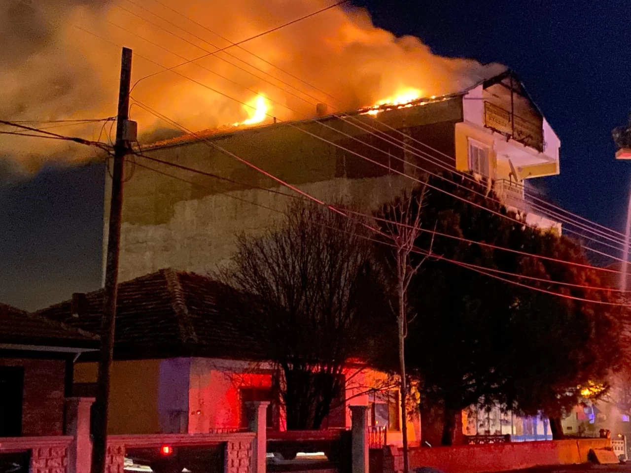 4 katlı binadan yükselen alevler geceyi aydınlattı