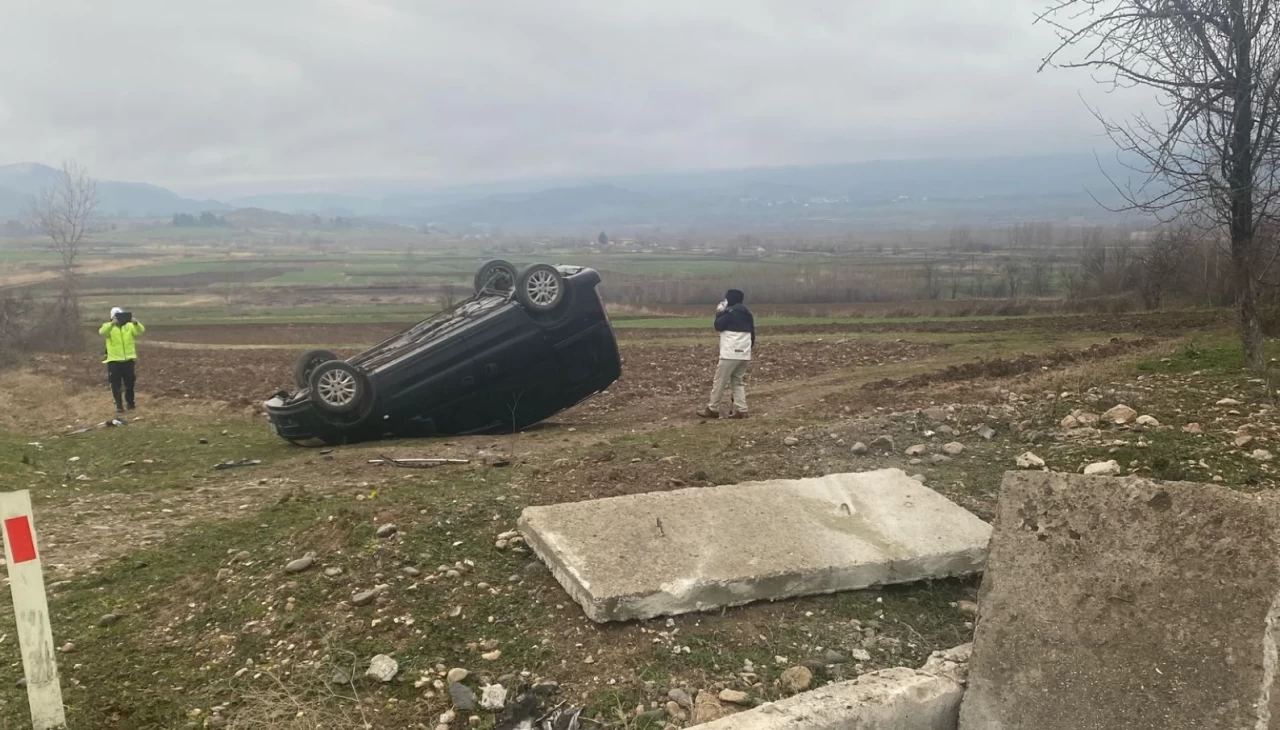 Tokat Niksar'da bir araç yoldan tarlaya devrildi: 2 kişi yaralandı