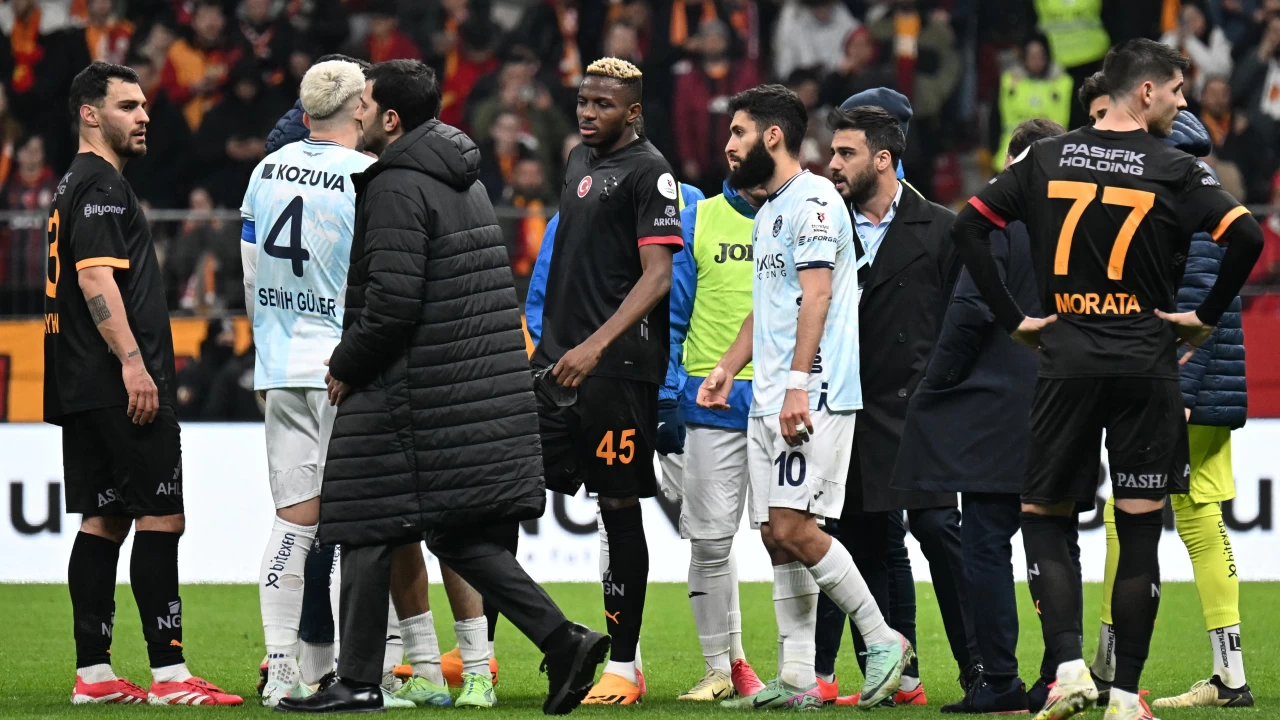 Galatasaray-Adana Demirspor maçındaki Mertens'in tartışmalı penaltı pozisyonunun VAR kayıtları açıklandı