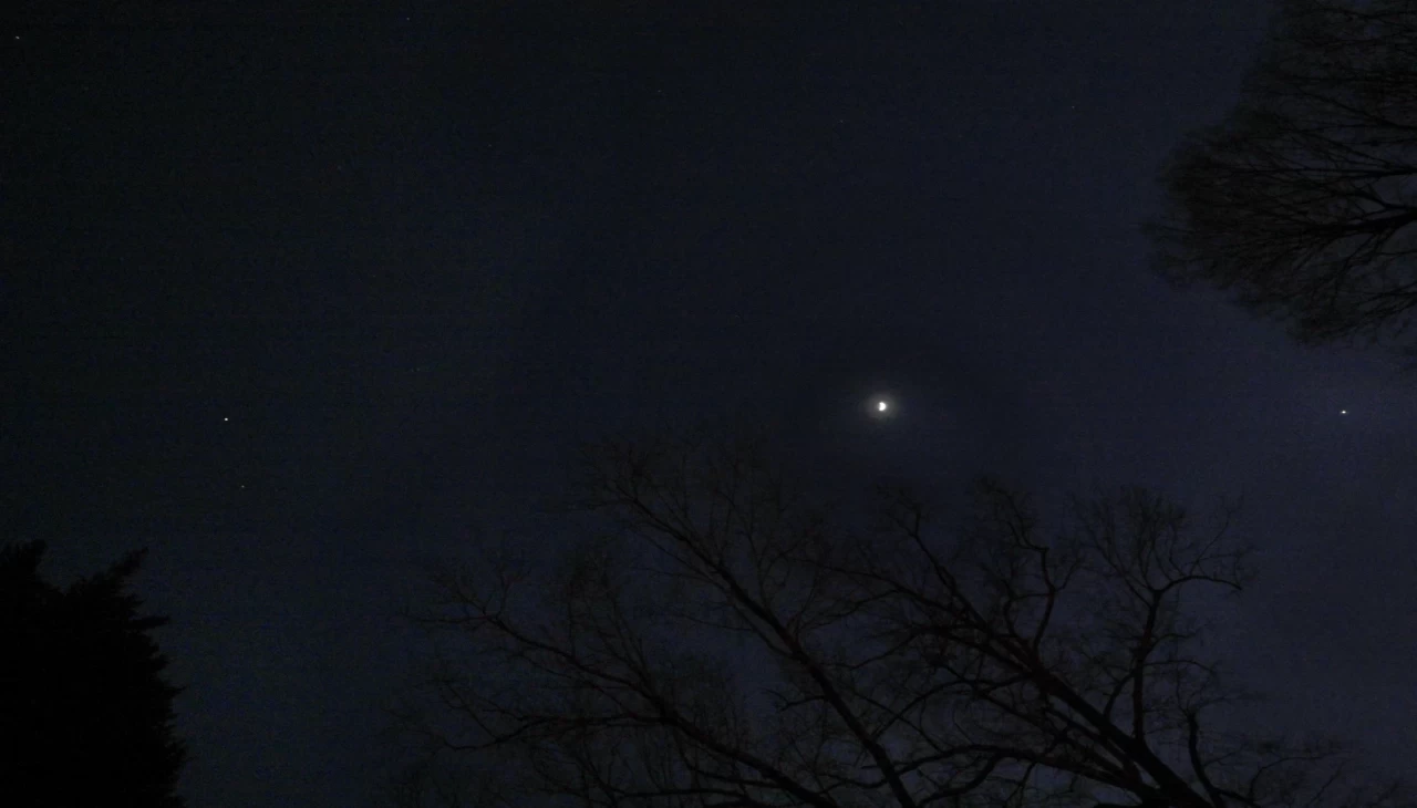 Gökyüzünde Ay, Jüpiter ve Venüs buluştu