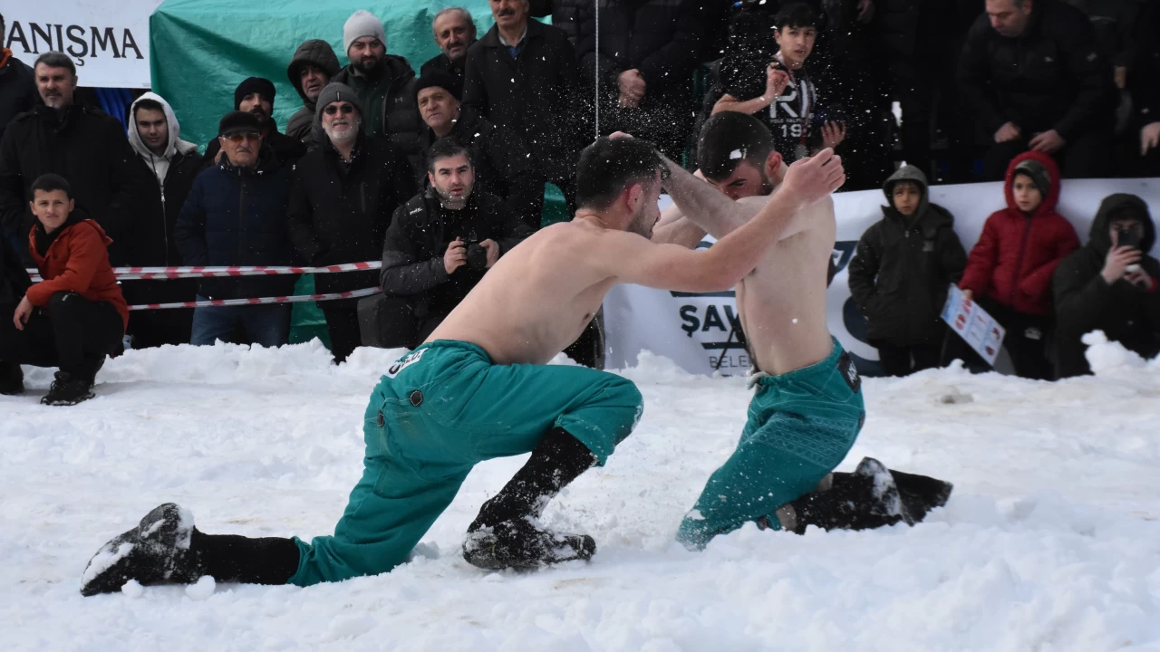 Artvin’de 28. Kar Üstü Karakucak Güreşleri yapıldı: Başpehlivan Rıza Yıldırım oldu