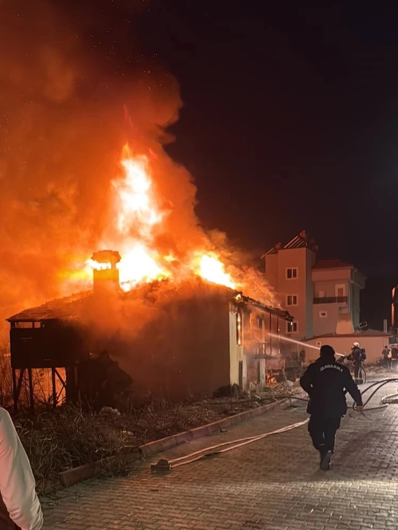 Kemer'de çıkan yangın evi kullanılamaz hale getirdi