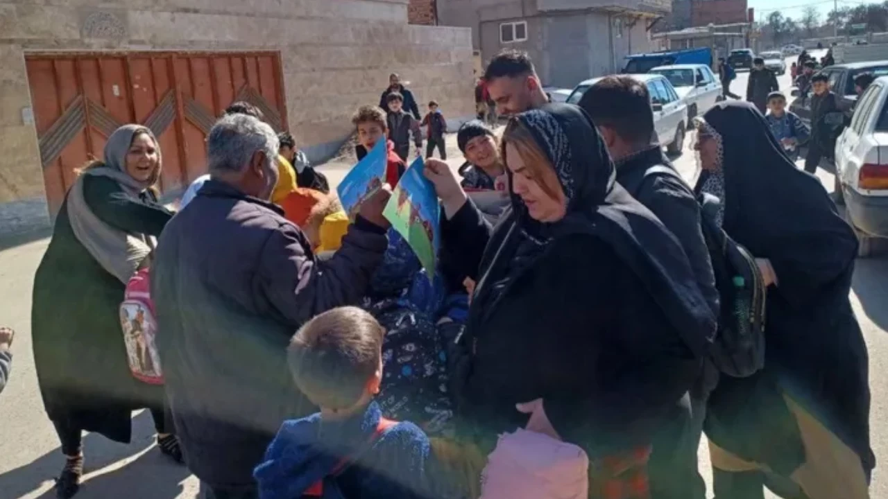 Güney Azerbaycanlı aktivistlerden Türkçe kitap dağıtımı