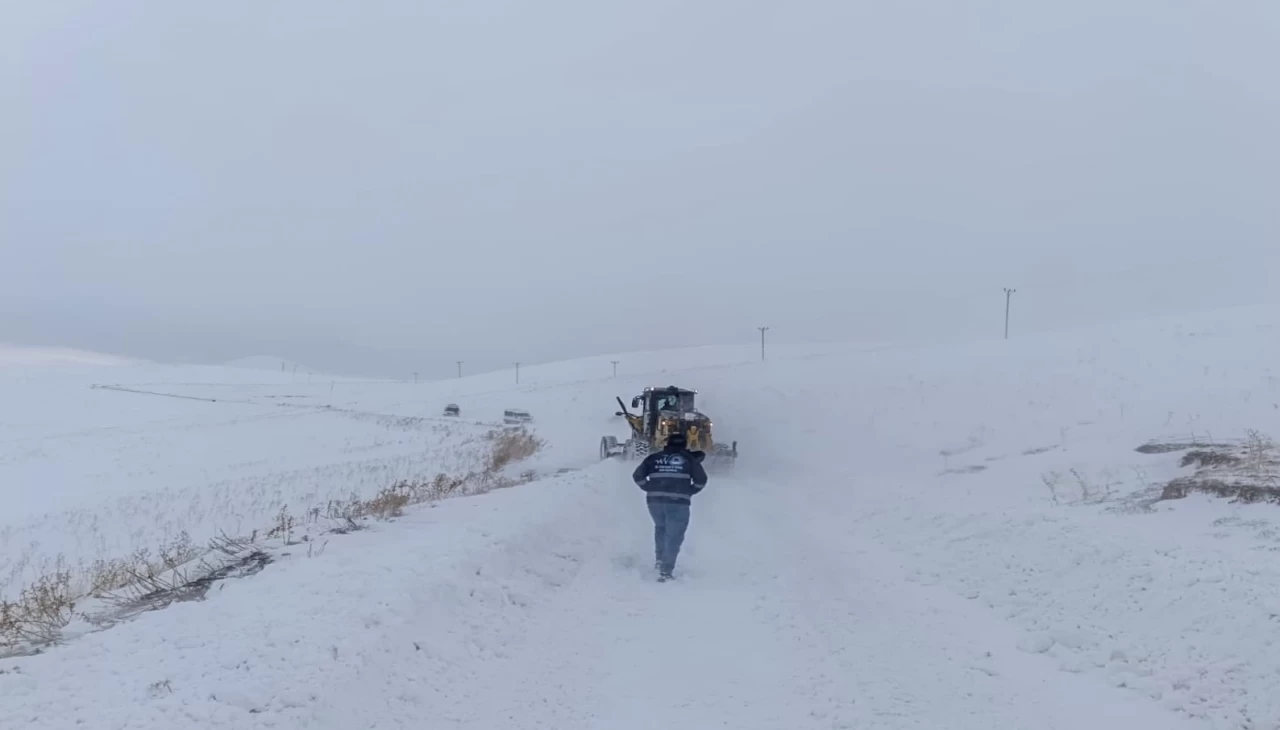Van'da kar kabusu yaşandı, ekipler mahsur kalanları kurtardı