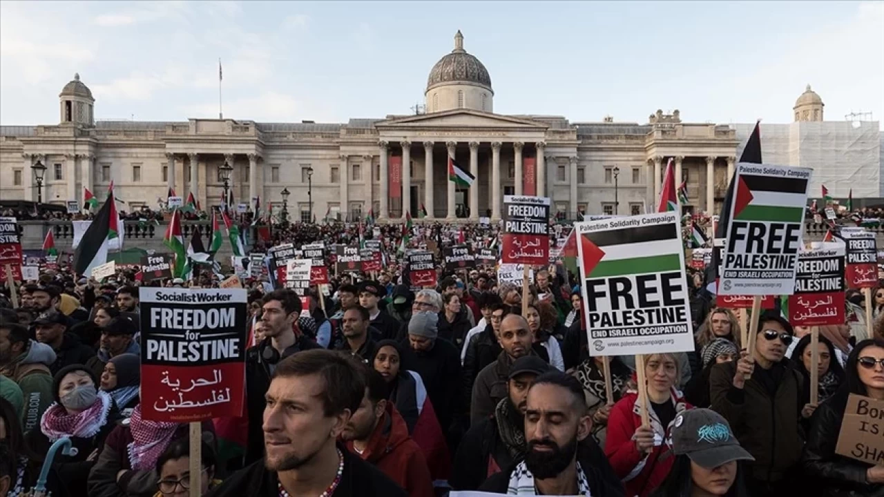 Kopenhag'ta protestocular denizcilik şirketi Maersk'in İsrail'e askeri teçhizat sağlamasını protesto etti