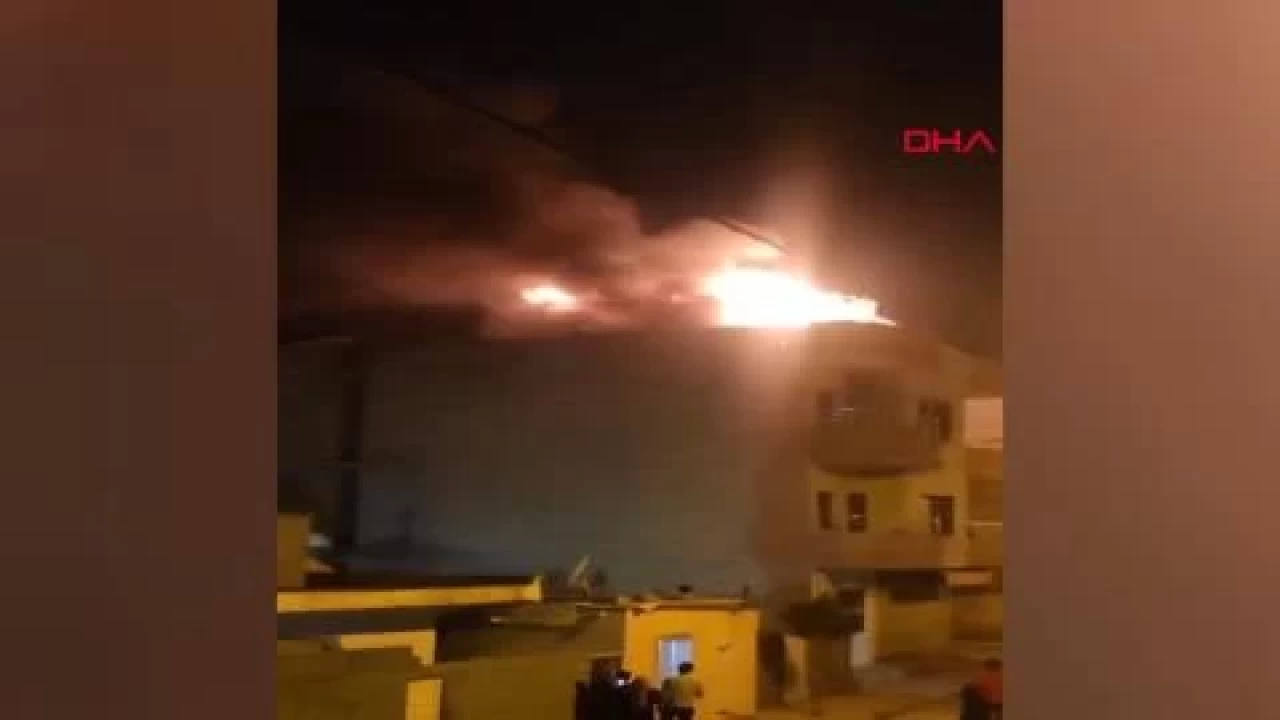 Mardin'de, 3 katlı binanın çatı katında yangın