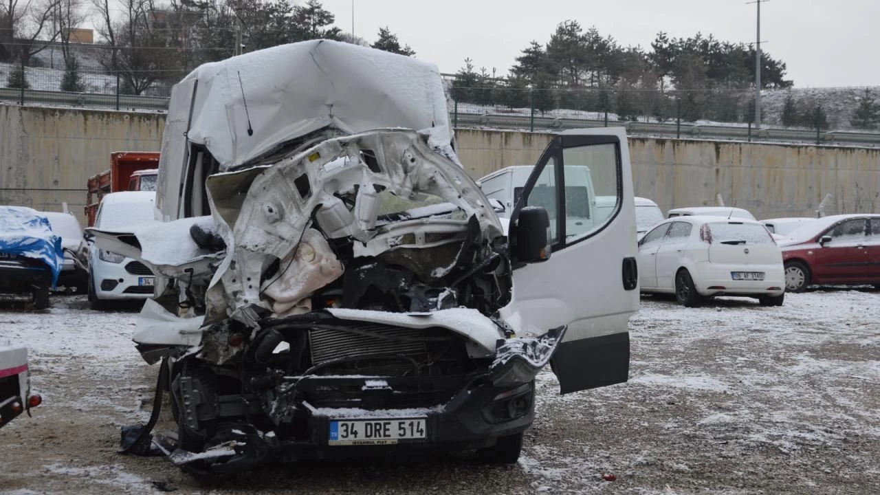 Samsun'da kamyonet tıra çarptı: Anne ve kızı hayatını kaybetti
