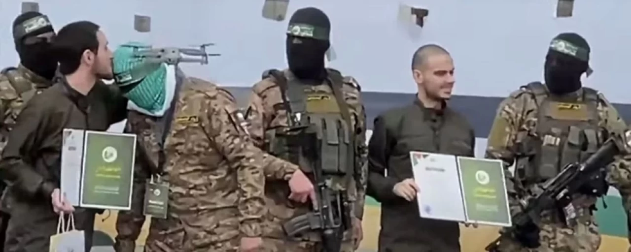 İsrailli esir serbest bırakılırken Hamas savaşçısını alnından öptü