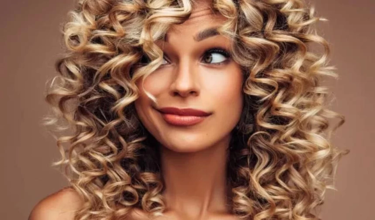 Kıvırcık saç bakımı: 9 adımda mükemmel bukleler için ipuçları