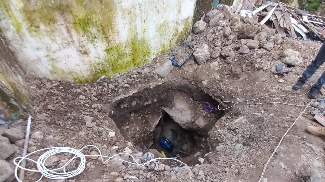 Manisa Şehzadeler'de bir metruk evde define aradılar, polis tarafından yakalandılar