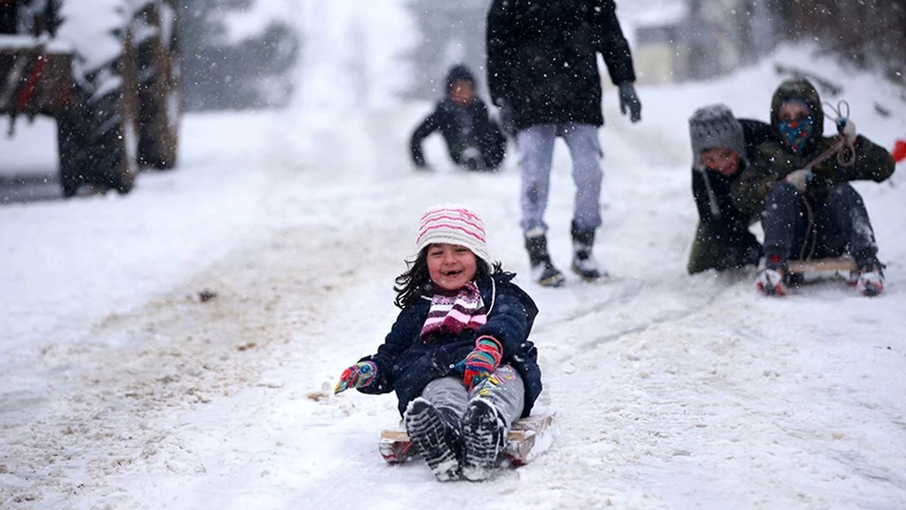 Samsun ve Sinop'un bazı ilçelerinde kar nedeniyle eğitime 1 gün ara verildi