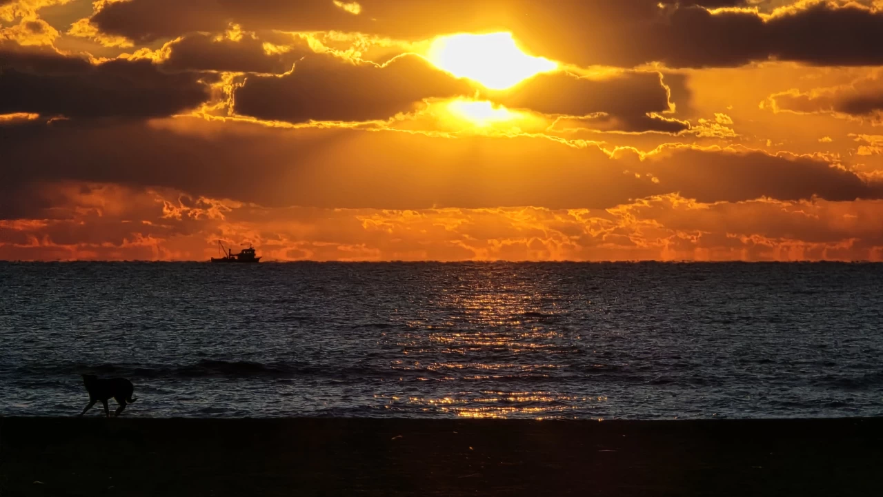 Hatay'da gün batımı, kartpostallık görüntü oluşturdu