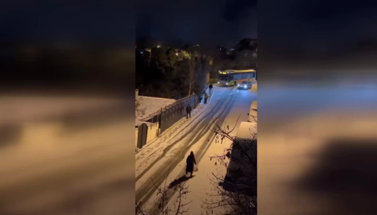 İstanbul'da kar yağışı trafiği olumsuz etkiledi