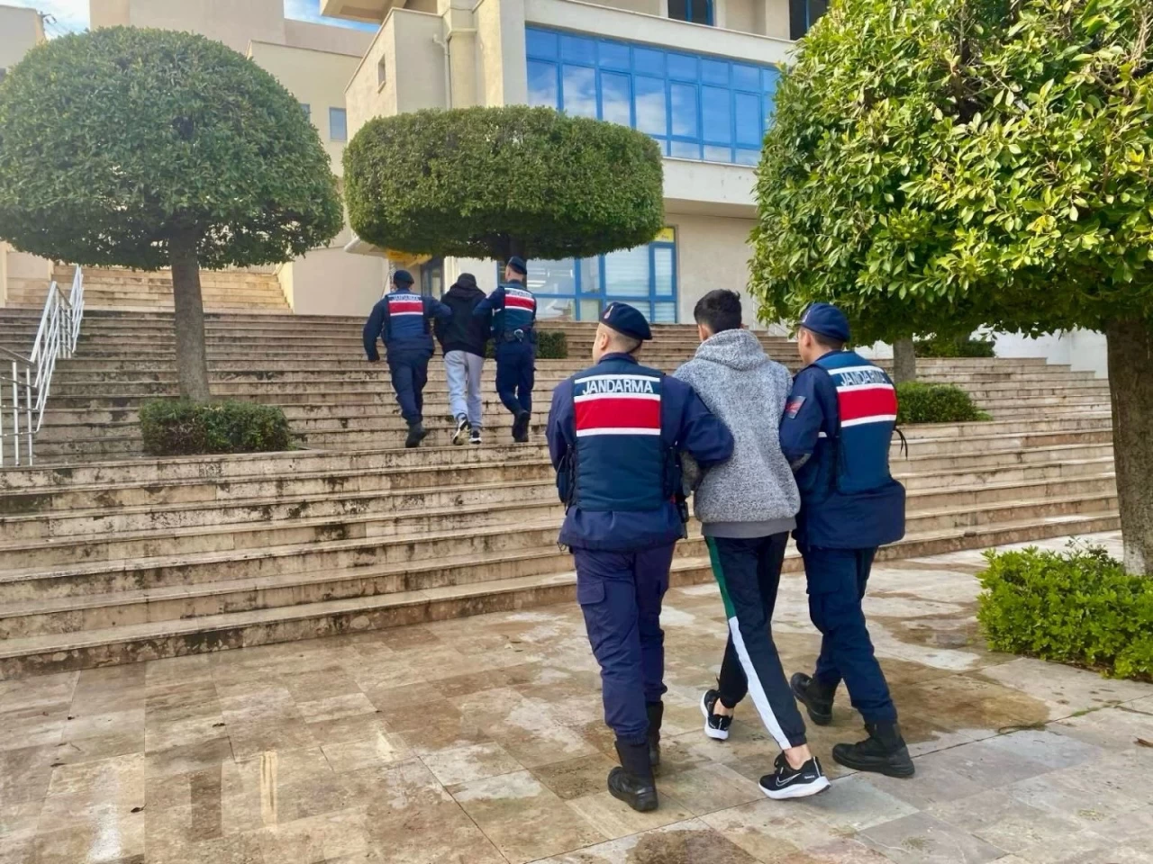 Muğla Marmaris'te göçmen kaçakçılarına operasyonda 4 zanlıdan 3'ü tutuklandı