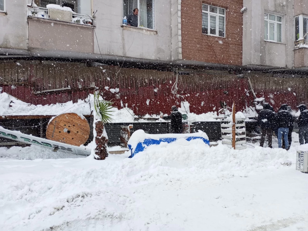 Kar yağışı Çarşamba'da iş yerlerine zarar verdi: Tenteler çöktü!