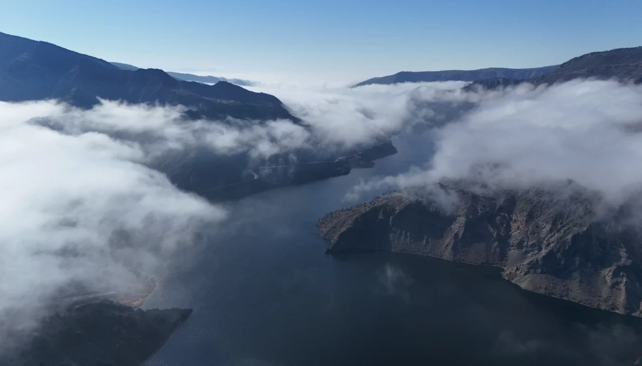 Sis bulutlarıyla kaplanan Obruk Barajı Gölü dron ile görüntülendi