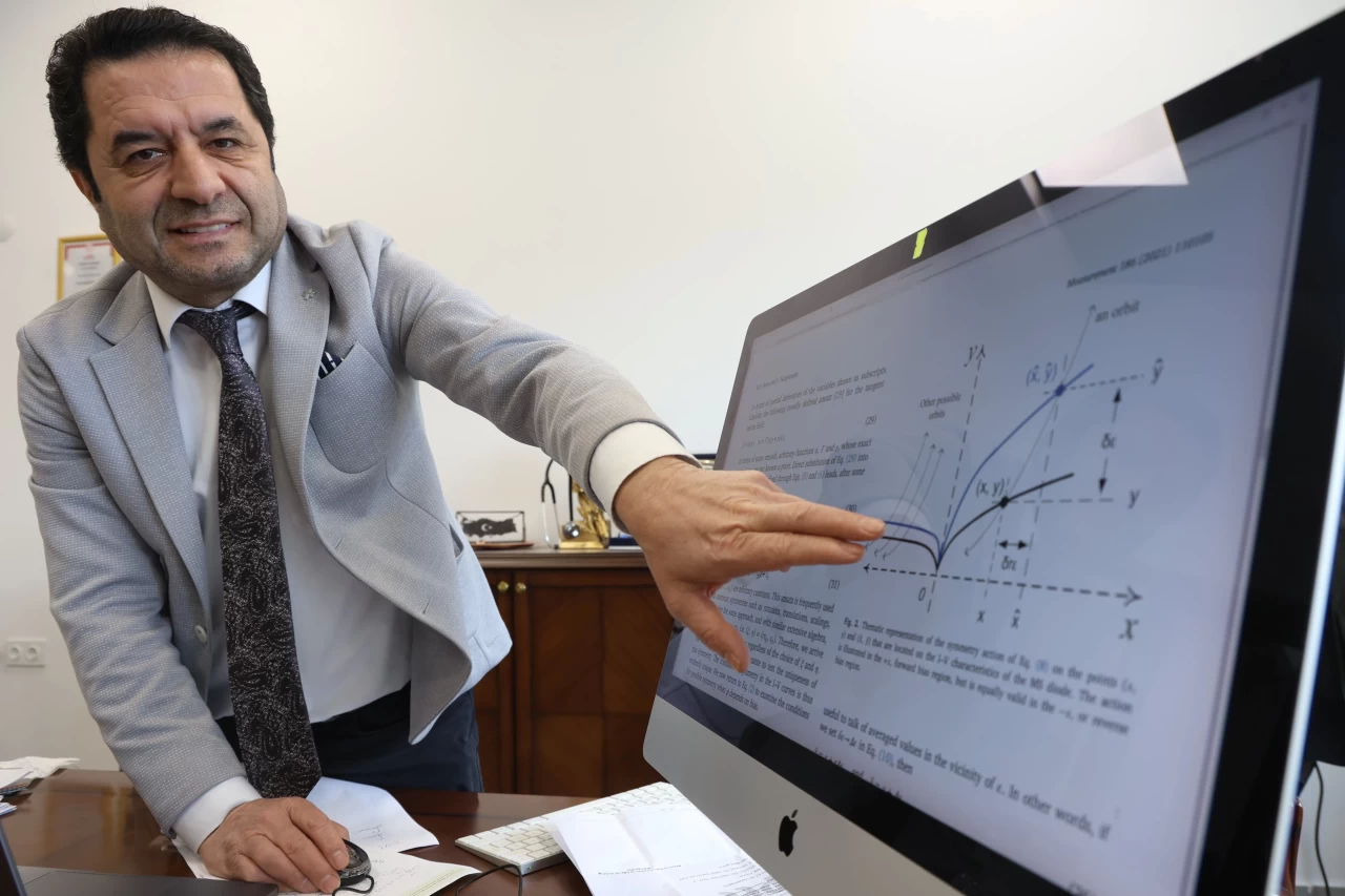 Türk profesör dünya fizik literatürüne girdi