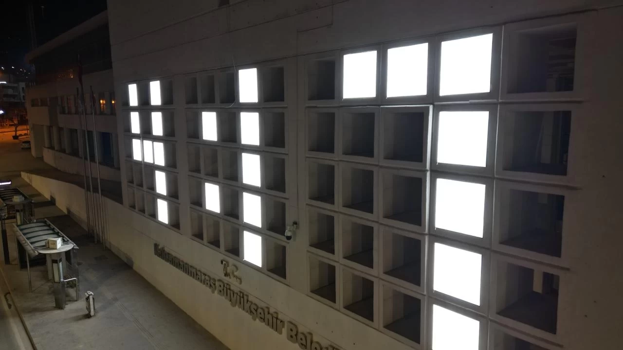 Depremlerde hayatını kaybedenlerin isimleri "04.17" panosunda yaşatılıyor