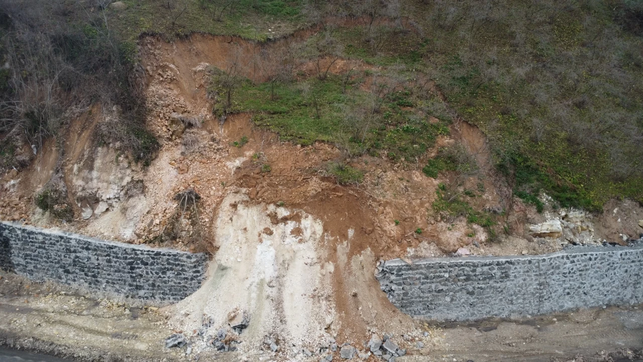 Ordu'da heyelanda istinat duvarı çöktü