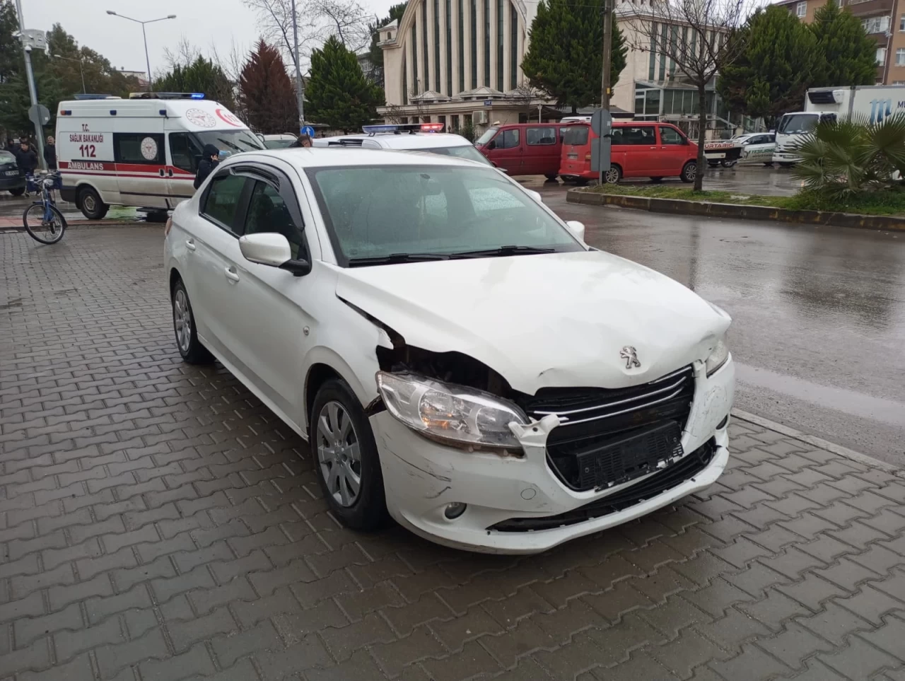 Samsun Çarşamba'da araçlar birbirine girdi: 1'i bebek 3 kişi yaralandı!