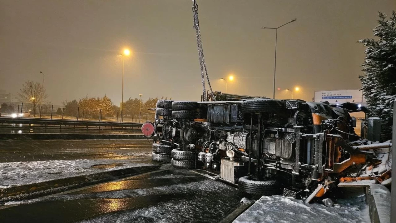 İstanbul'da kar yağışı trafiği alt üst etti