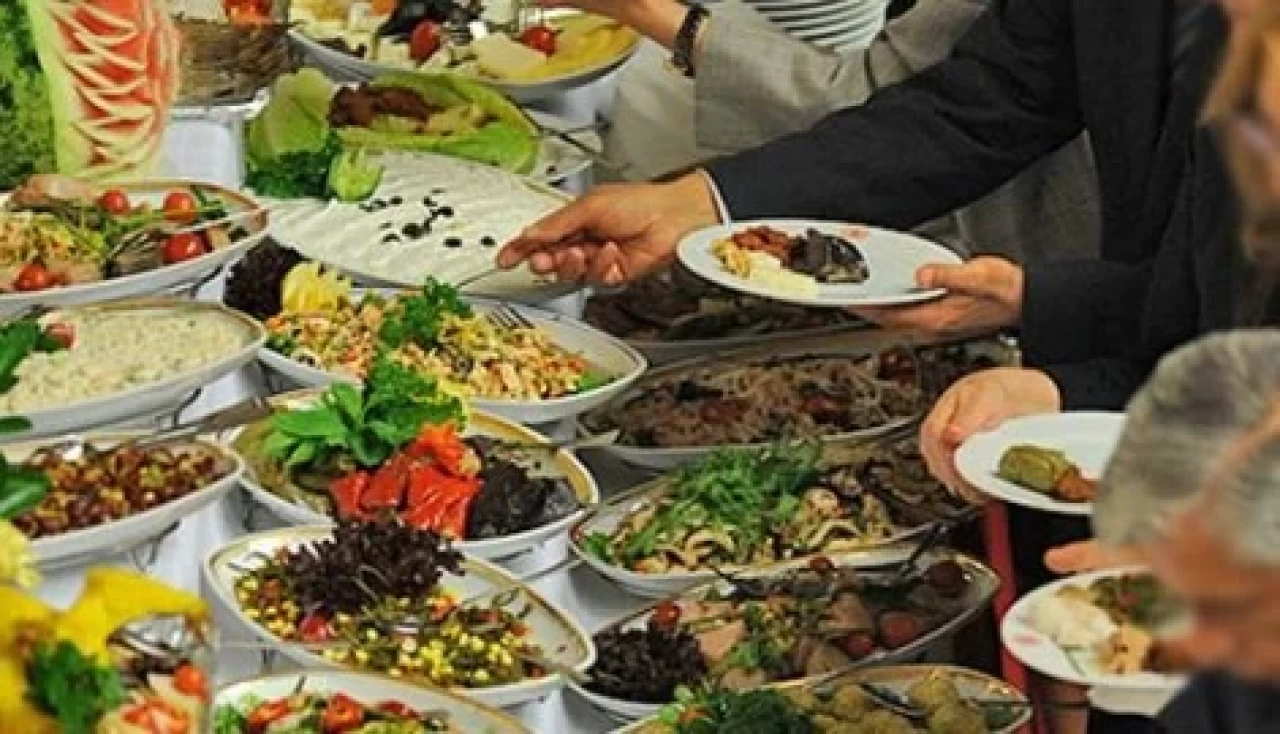 İftarda fazla yemekten kaçınmak için uzmandan öneriler!