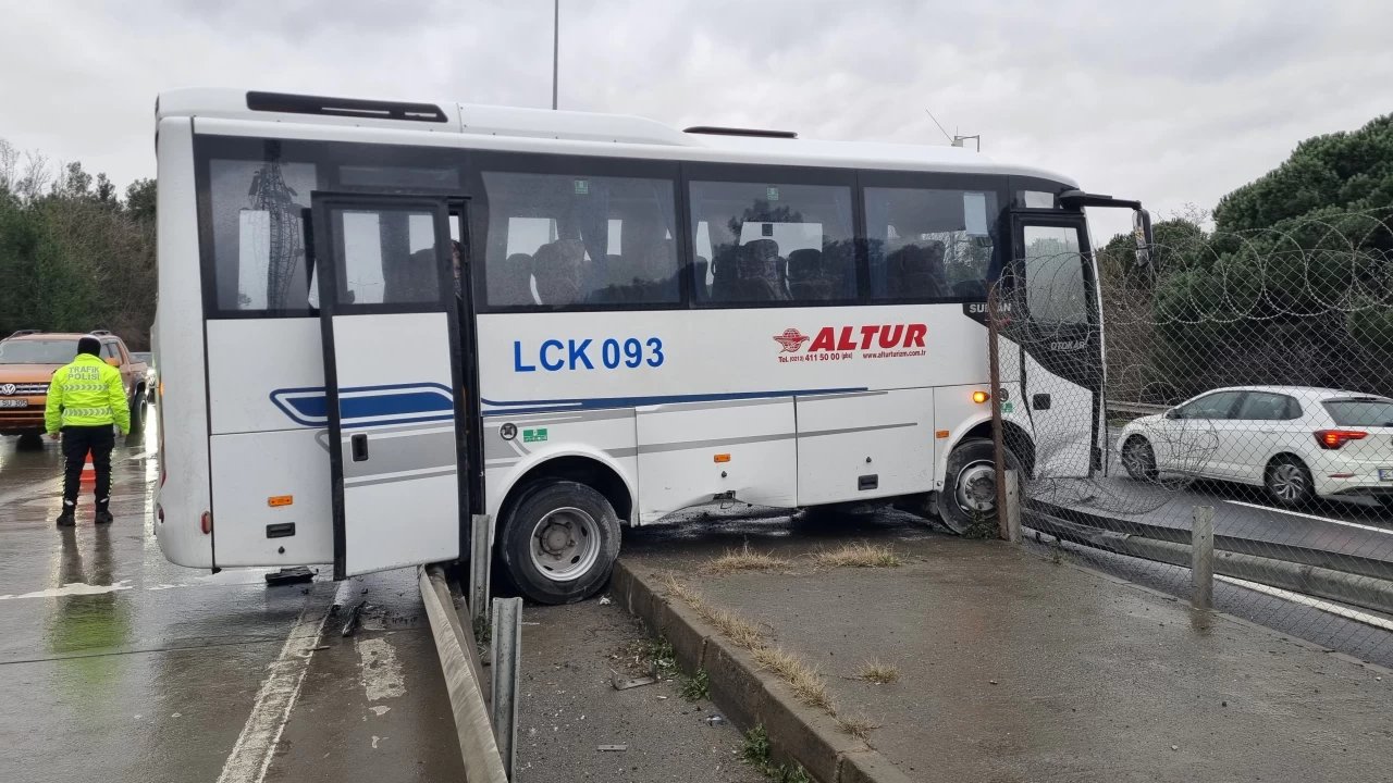 Eyüpsultan'da servis minibüsü kaza yaptı: Araçta maddi hasar oluştu