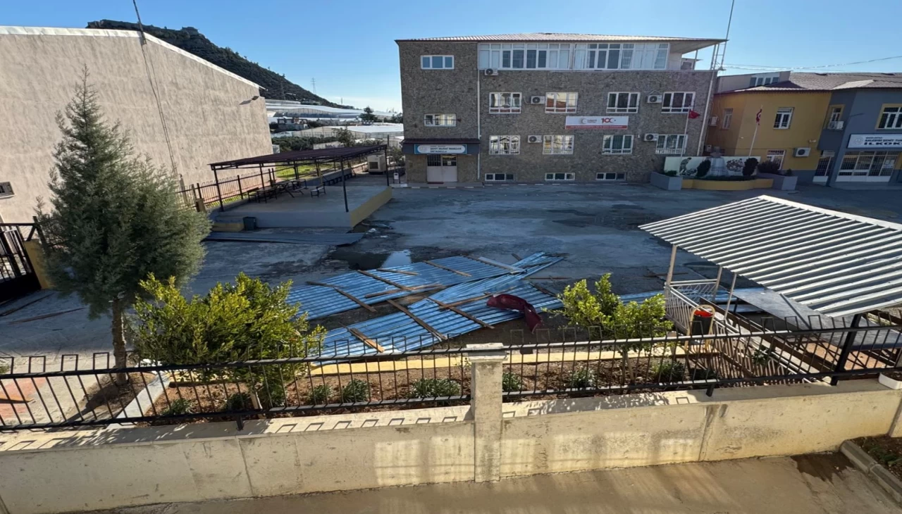 Mersin'de yaşanan şiddetli rüzgar nedeniyle bir okulun spor salonunun çatısı uçtu