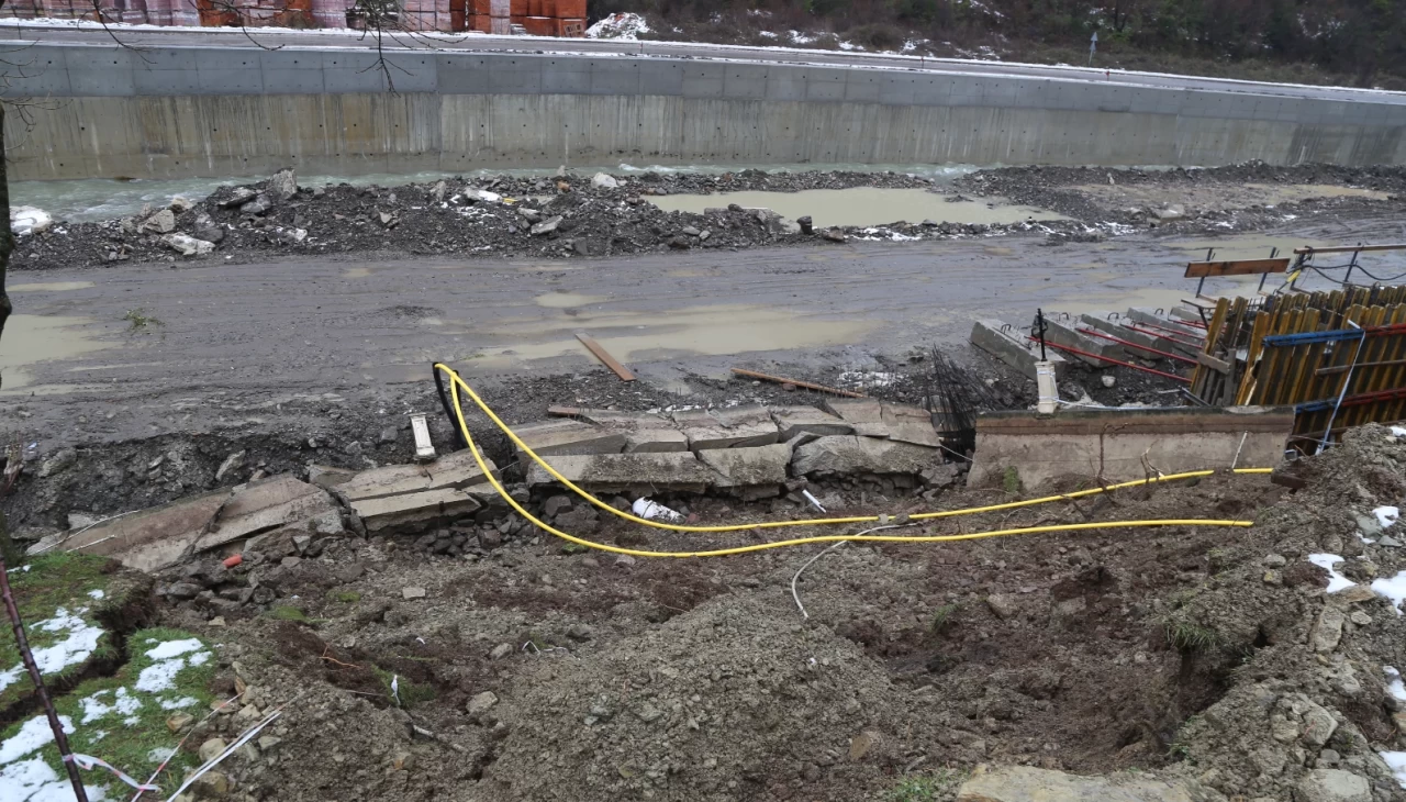 Kastamonu'da yaşanan sağanak yağış sonucu dere yatağındaki istinat duvarları çöktü
