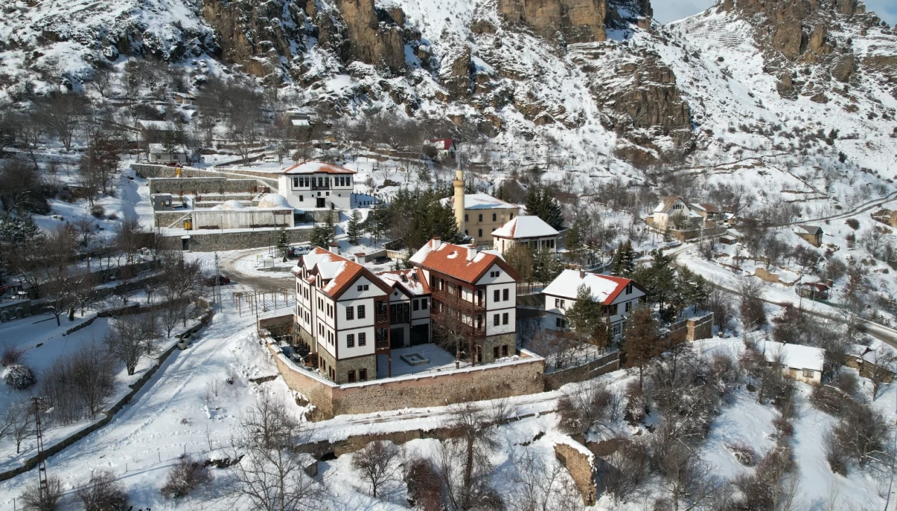 Gümüşhane'nin tarihi Süleymaniye Mahallesi karlarla kaplandı