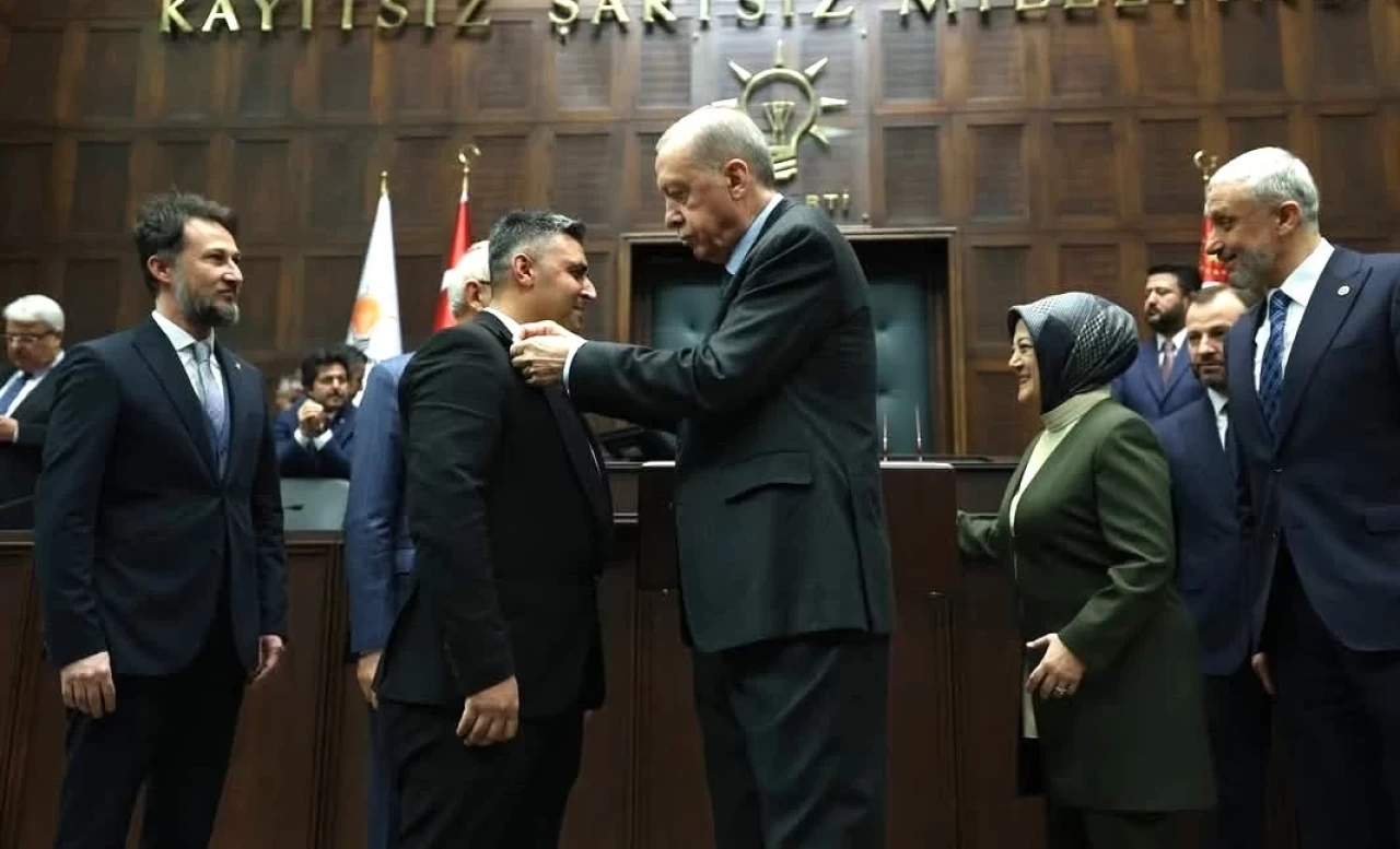 İYİ Parti'den istifa eden Yenikent Belediye Başkanı Öztürk, AK Parti'ye katıldı