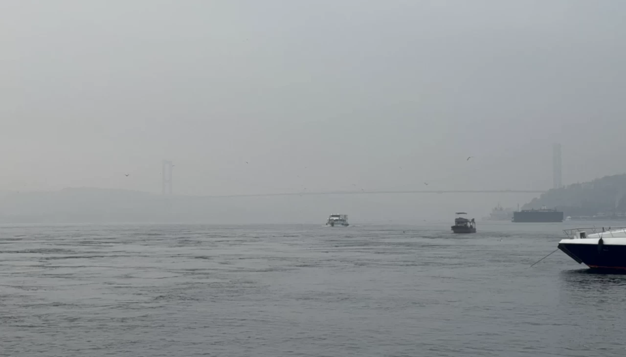 İstanbul Boğazı'nda sis sebebiyle gemi trafiği durduruldu!