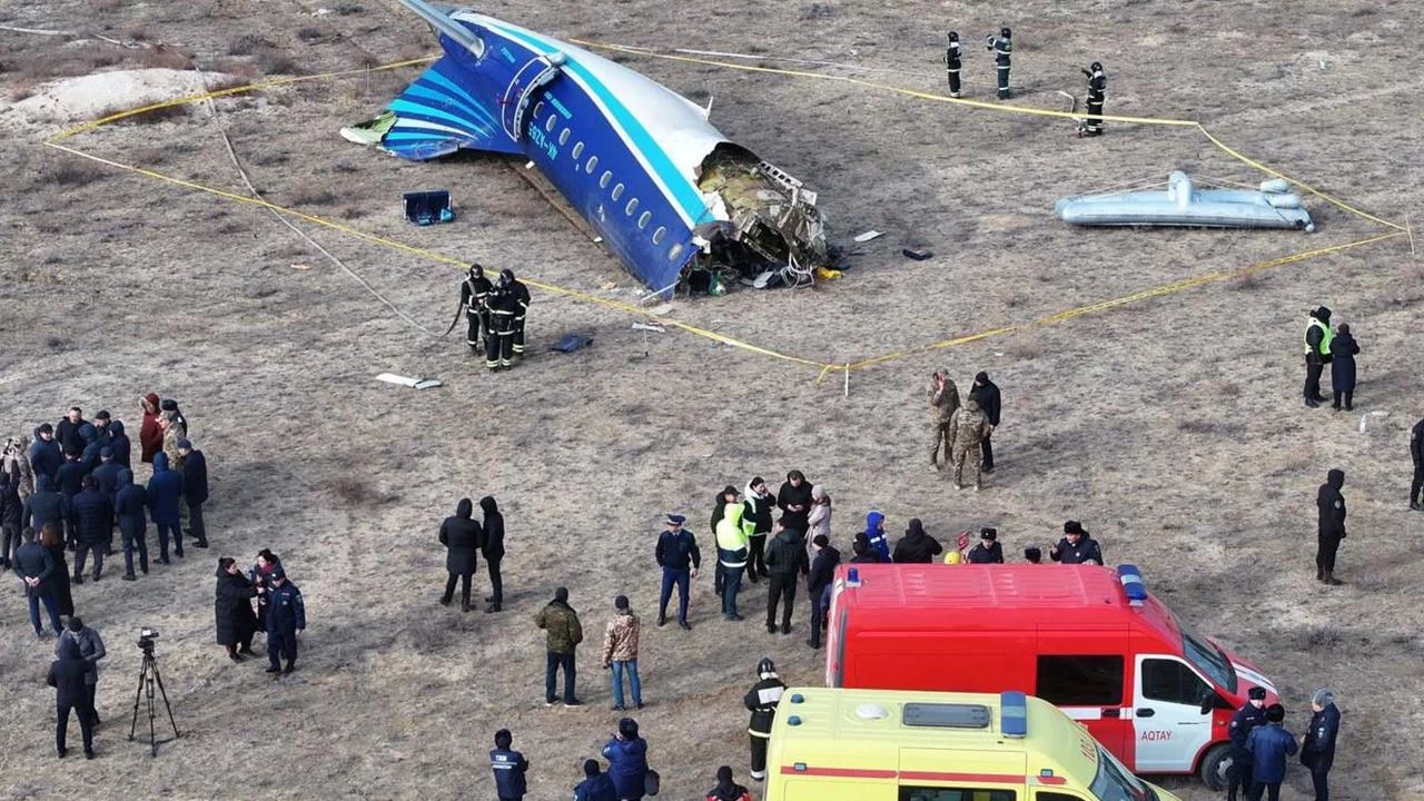 Kazakistan'da düşen Azerbaycan Hava Yolları uçağının çeşitli bölgelerinde yabancı cisim bulundu