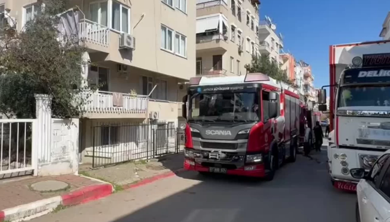 Antalya'da bir evin balkonunda çıkan yangın paniğe neden oldu!