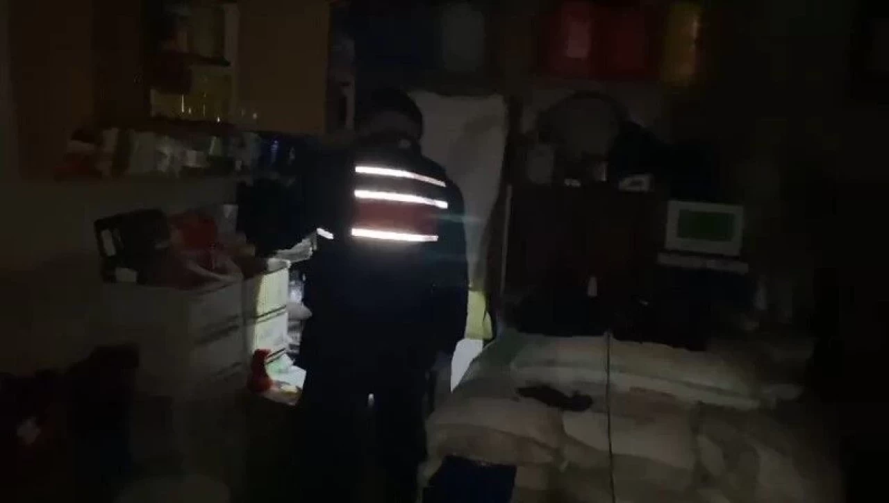 Tekirdağ'da evlerinde 365 litre sahte içki ve pompalı tüfek bulunan 3 kişi gözaltına alındı