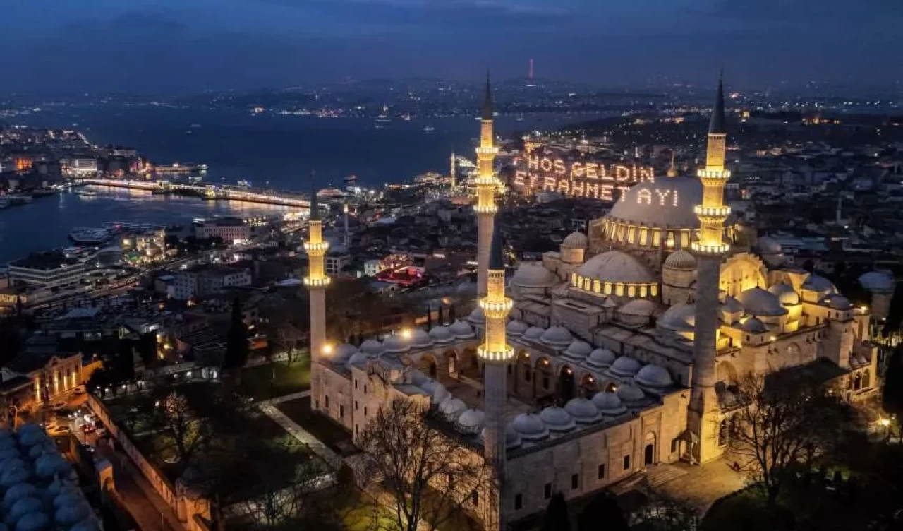 Ramazan ayının habercisi mahyalar İstanbul'u süslemeye başladı