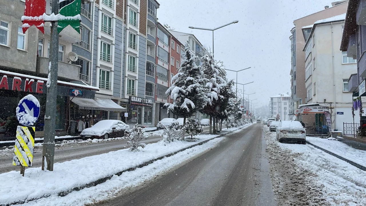 Samsun'da olumsuz hava koşulları nedeniyle 15 ilçede eğitime bir gün ara verildi