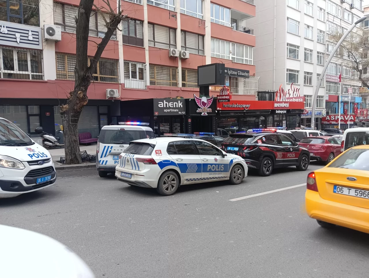 Ankara'da dehşet anları: Psikolojik sorunları olan şahıs arkadaşını bıçaklayıp kattan atladı!