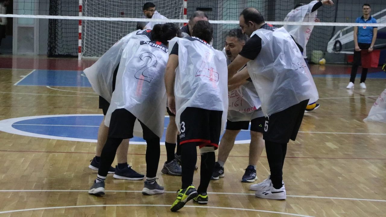 Yozgat Çevre ve Şehircilik Müdürlüğü Voleybol Takımı, geri dönüşüme dikkat çekmek için poşet formayla sahaya çıktı