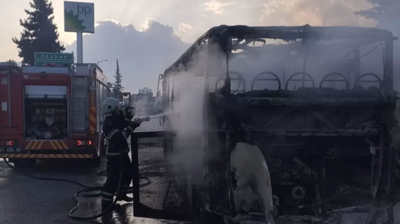 Adana'da toplu taşıma aracı alev alev yandı