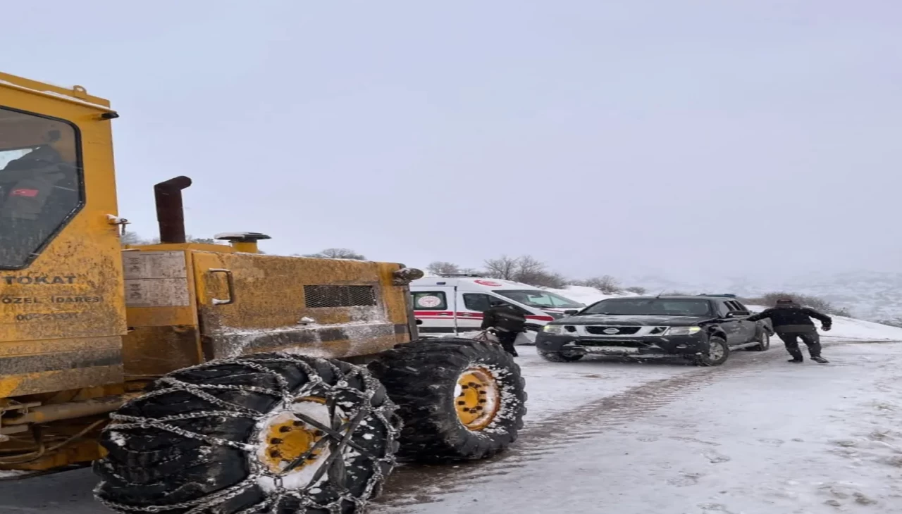 Tokat'ta kar engeline takılan hasta çift kurtarıldı!