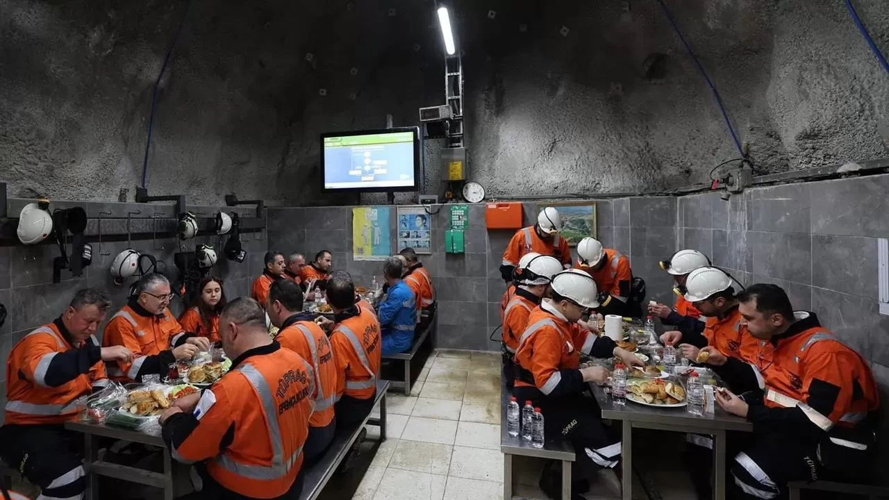 Bakan Işıkhan, maden işçileriyle sahurda bir araya geldi