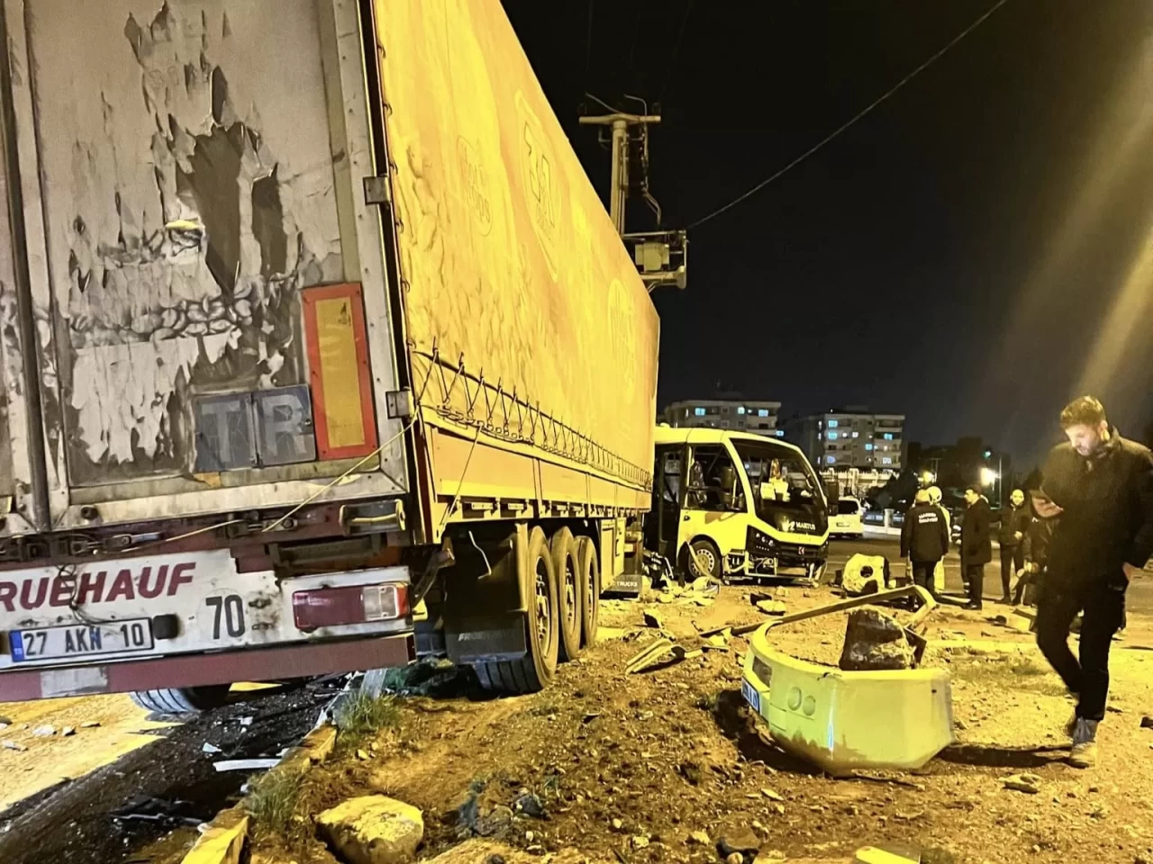 Nusaybin'de TIR ile yolcu minibüsü çarpıştı