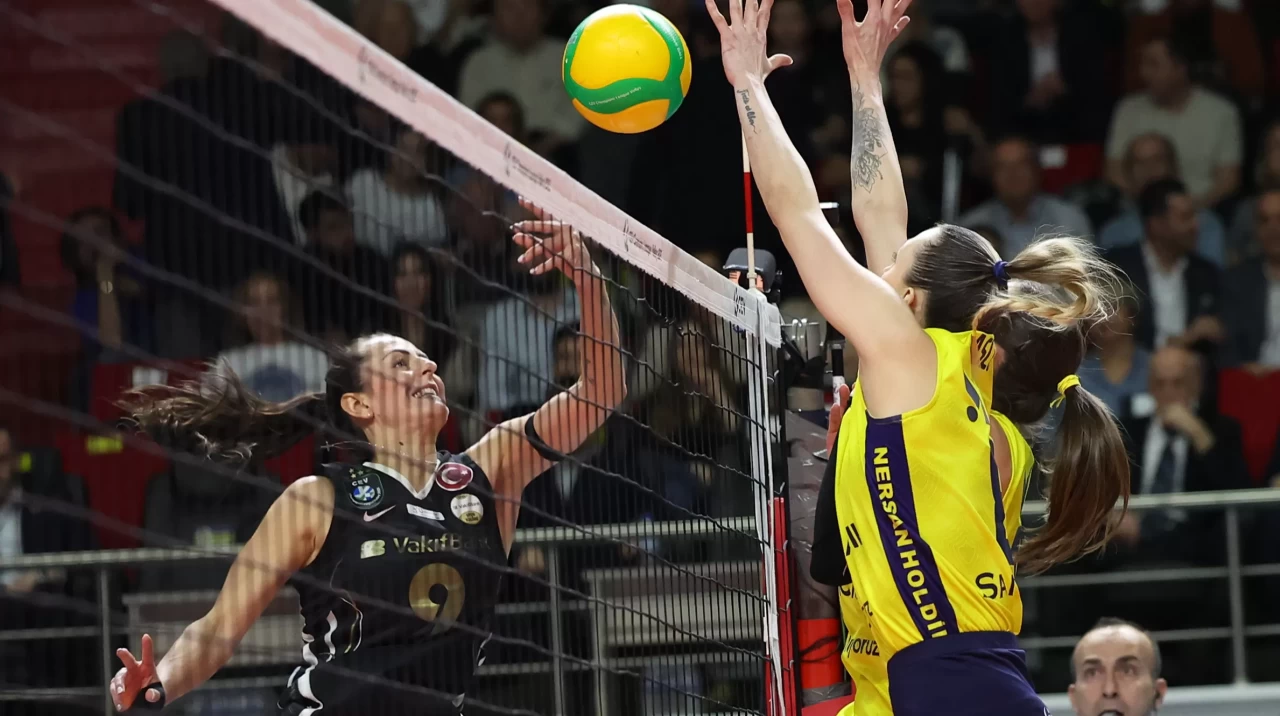 VakıfBank, Fenerbahçe Medicana'yı altın sette mağlup ederek turladı