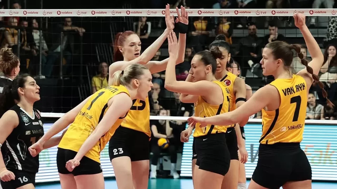 VakıfBank, Sultanlar Ligi'nde Eczacıbaşı’nı set vermeden geçti