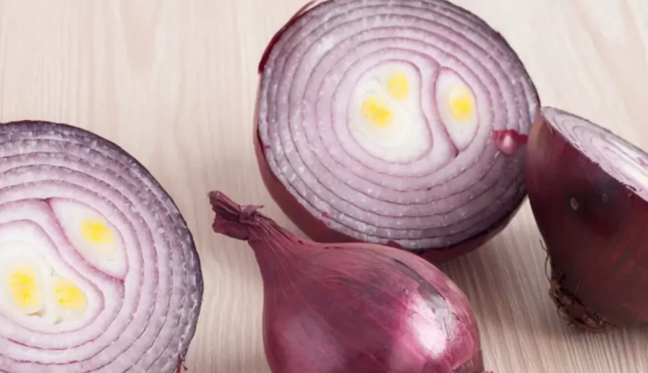 Soğan suyu kürü ile saç beyazlamasını durdurun