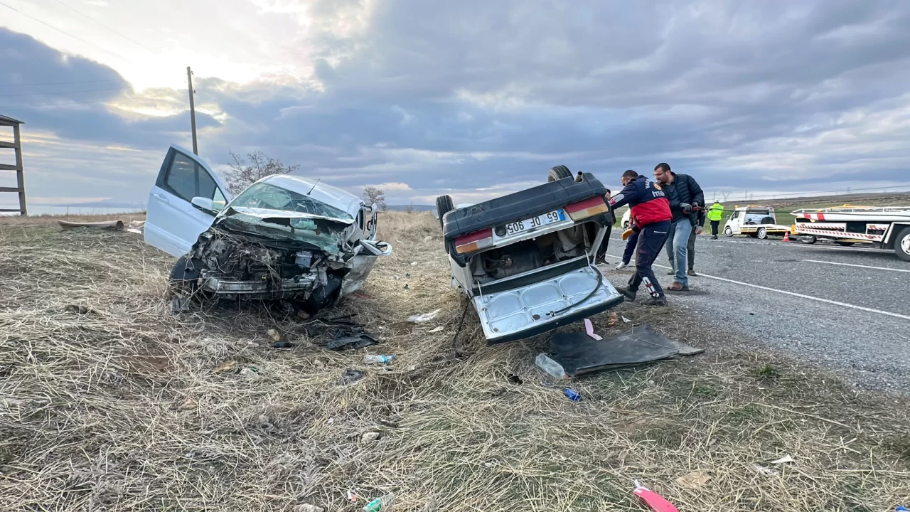 Van Erciş'te iki otomobil ve bir ticari araç birbirine girdi: 2'si ağır 6 kişi yaralandı