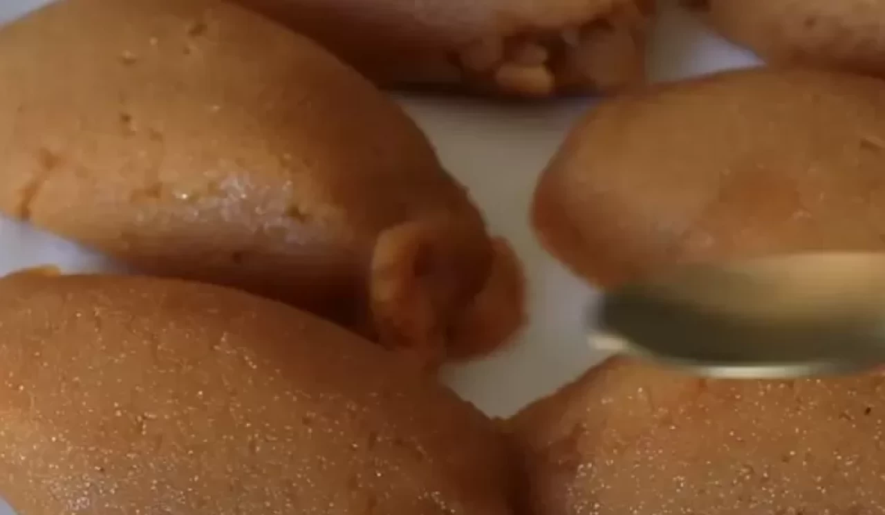 Kıvamı şaşmayan irmik helvasının püf noktası: 1 kaşıkla ağızda dağılıyor!